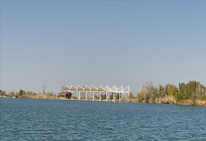 2023年11月1日，督察組拍攝到弱水花海景區(qū)建有人工湖及水上游樂設(shè)施。（中央第四生態(tài)環(huán)境保護督察組供圖）