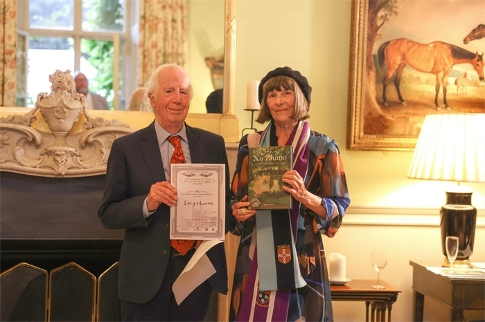 艾倫·麥克法蘭教授為漢密爾頓頒發(fā)文學(xué)類終身成就獎(jiǎng)。雨珊攝