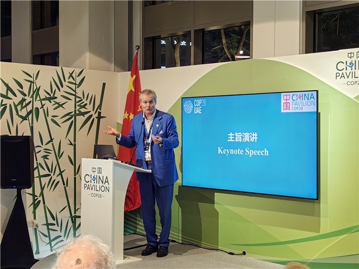 意大利都靈理工大學(xué)終身教授岡特·鮑利發(fā)言。COP28中國角供圖