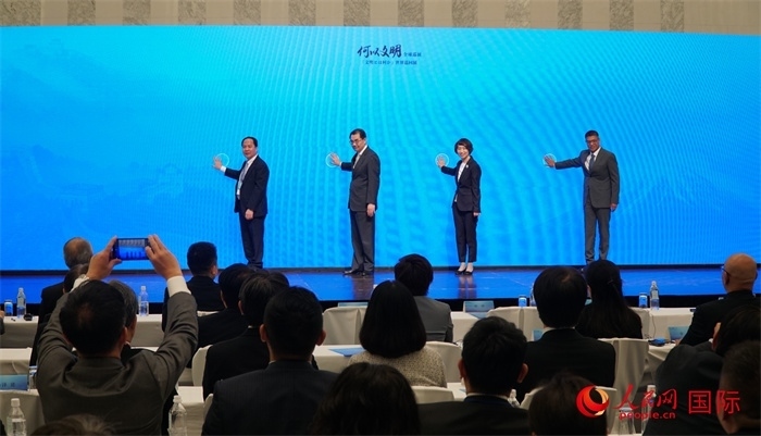 嘉賓共同啟動(dòng)“何以文明”日本特展體驗(yàn)暨2024年總臺(tái)春晚宣介區(qū)。人民網(wǎng) 蔣曉辰攝