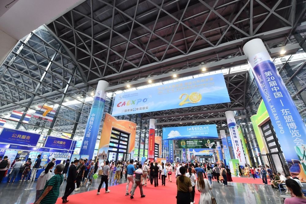 2023年9月18日，參觀者在第二十屆中國(guó)—東盟博覽會(huì)東盟商品展區(qū)選購(gòu)商品。新華社記者 黃孝邦 攝