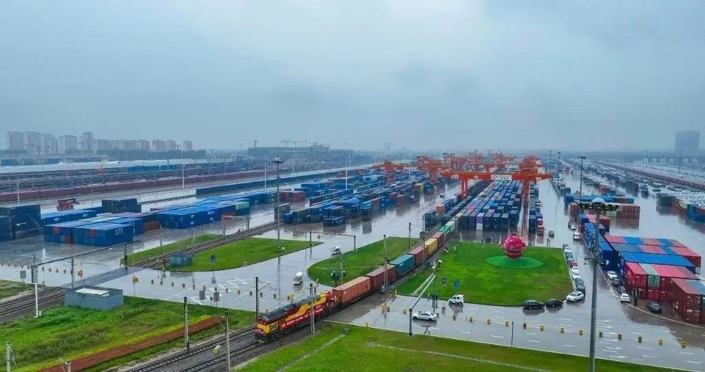 △2023年9月28日，中歐班列長安號第20000列從陜西西安國際港站開出。