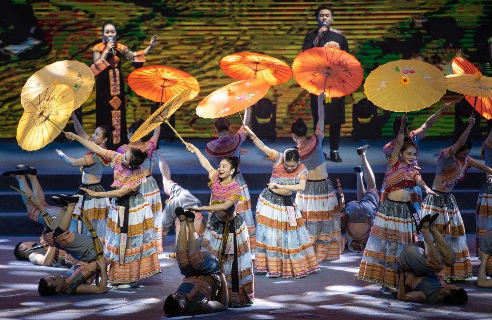 2023年1月18日，以“同心筑厚誼 攜手共發(fā)展”為主題的2023年中越跨國(guó)春節(jié)聯(lián)歡晚會(huì)在云南省紅河哈尼族彝族自治州河口瑤族自治縣舉行，越南老街省民族藝術(shù)歌舞團(tuán)的演員在晚會(huì)上表演歌舞《漂浮在云端的節(jié)日》。新華社記者 胡超 攝