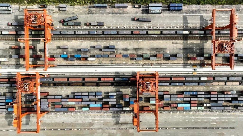 △2023年11月12日，火車在廣西欽州港碼頭裝運集裝箱。