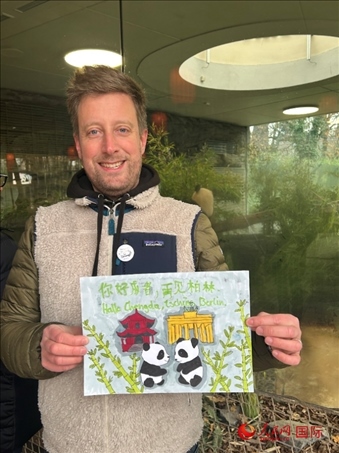 特別從法國趕來送別“夢想”“夢圓”的專業(yè)級熊貓粉絲 Pouille先生和此次征集的兒童作品。人民網(wǎng)記者 徐馨攝
