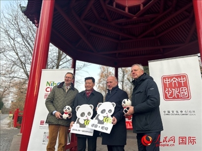 中國文化中心組織的主題活動現(xiàn)場。從左至右依次為柏林動物園園長克尼里姆、中國駐德國大使吳懇、柏林市長韋格納、柏林動物園監(jiān)事會主席布魯克曼。人民網(wǎng)記者 徐馨攝