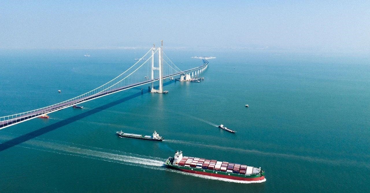 △2023年11月28日，國家重大工程深中通道海底沉管隧道貫通。