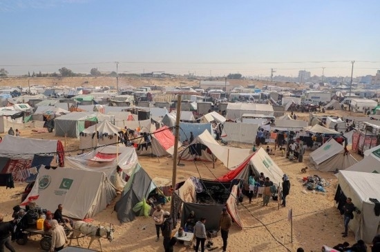  這是12月8日在加沙地帶南部城市拉法拍攝的臨時(shí)營(yíng)地。新華社發(fā)（里澤克·阿卜杜勒賈瓦德攝）