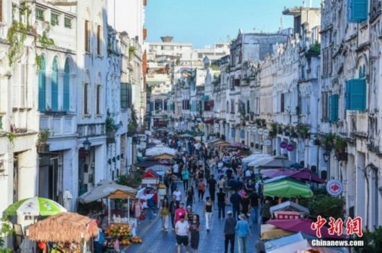 圖為?？隍T樓老街游客如織。 <a target='_blank' href='/' ><p align=