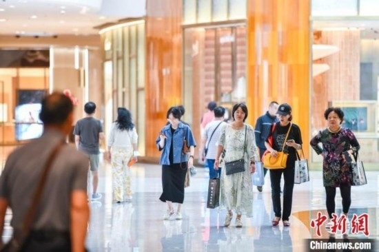 圖為顧客在cdf?？趪H免稅城內(nèi)選購商品。<a target='_blank' href='/' ><p align=