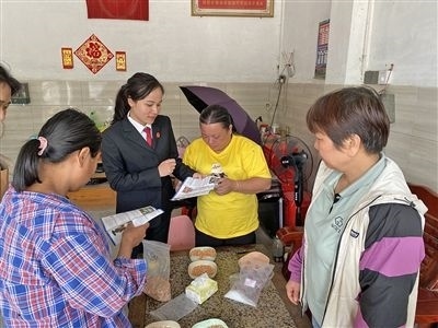  圖⑤：龍圩區(qū)法院法官到群眾家中開(kāi)展法治宣傳。資料圖片