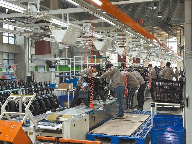  產(chǎn)業(yè)領(lǐng)跑 在長三角一體化發(fā)展格局下，新能源制造業(yè)通過產(chǎn)業(yè)集群協(xié)同發(fā)展，形成現(xiàn)代化產(chǎn)業(yè)體系。圖為位于江蘇常州市的比亞迪工廠內(nèi)，工作人員正在組裝銷往非洲國家的電動摩托車。 拉丁美洲通訊社古巴籍?dāng)z影記者 朗尼·洛佩茲（中文名羅帥）攝