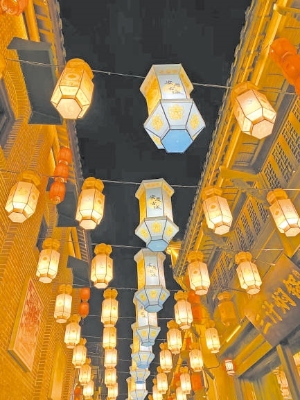  古城新韻 位于安徽安慶市安慶古城的倒扒獅歷史文化街區(qū)依江而建，在保留歷史建筑的同時(shí)，引入產(chǎn)業(yè)新業(yè)態(tài)，激發(fā)歷史文化街區(qū)活力，吸引了眾多游客前來游玩。 韓國籍視頻博主 金峻范攝