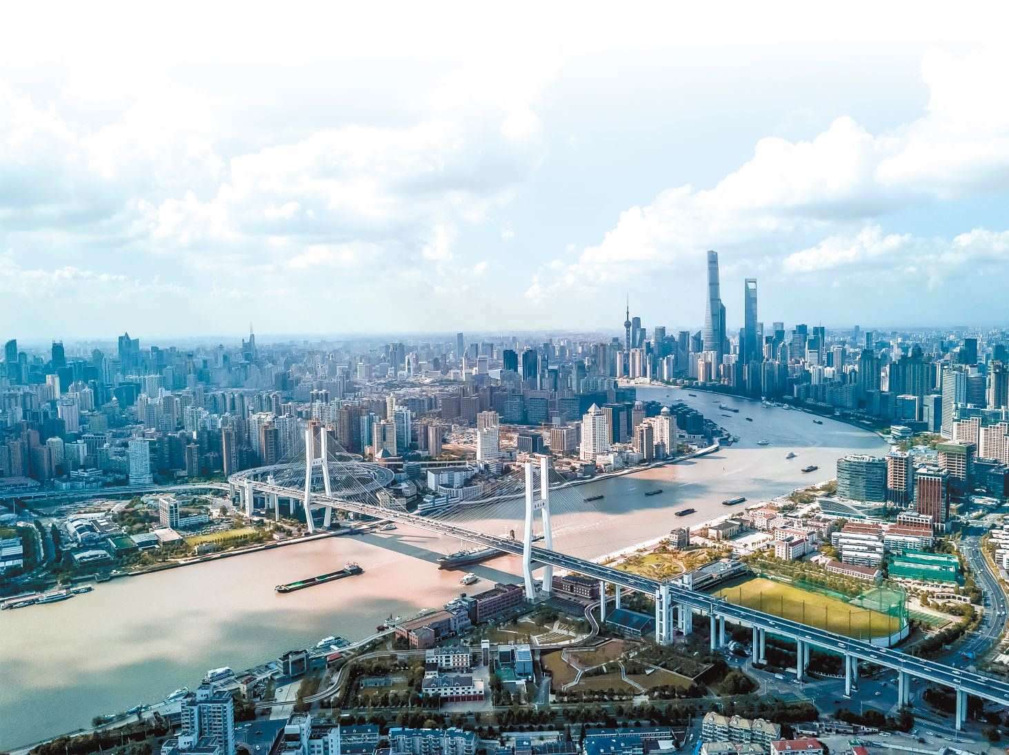  潮起東方 上海黃浦江兩岸高樓林立，風(fēng)光無限。近年來，上海以開放創(chuàng)新之姿，謀劃推動高質(zhì)量發(fā)展，奮力開創(chuàng)長三角一體化新局面。 德國籍導(dǎo)演、建筑師、攝影師 馬克·西格蒙德攝 “起初，我被東方古國的悠久歷史文化吸引來到中國。在上海生活的10多年間，我見證了這座城市的發(fā)展歷程，也感受到它兼具傳統(tǒng)與現(xiàn)代的獨(dú)特魅力。”