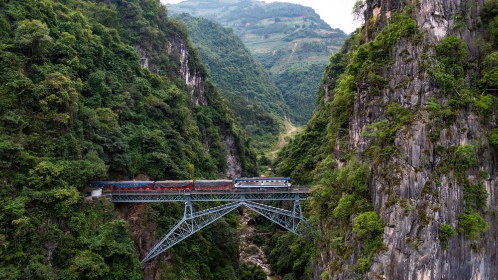 2023年6月20日，一列火車駛過人字橋。