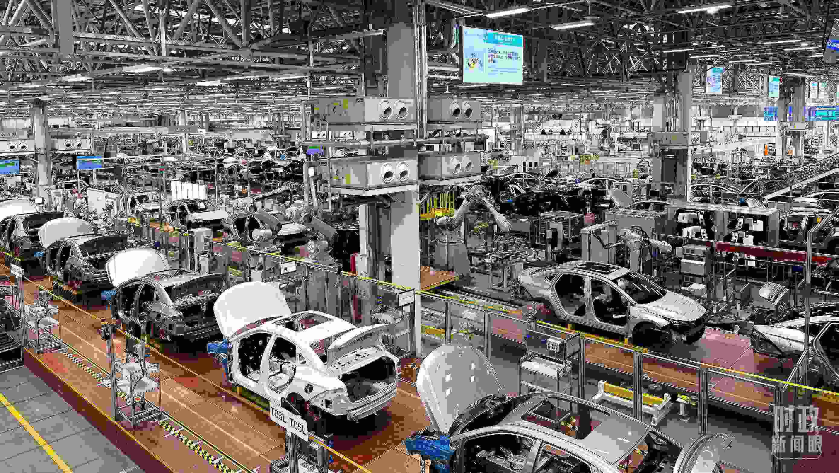 △廣汽埃安總裝車間智能生產(chǎn)線展示。（總臺(tái)央視記者趙化拍攝）