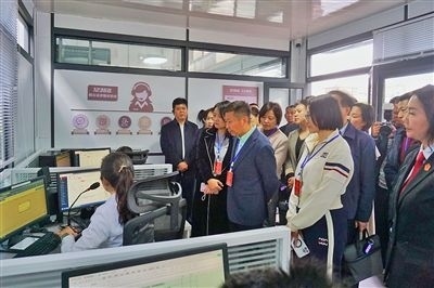  在昆明中院訴前調(diào)解工作室內(nèi)，代表們觀摩法官線上調(diào)解。