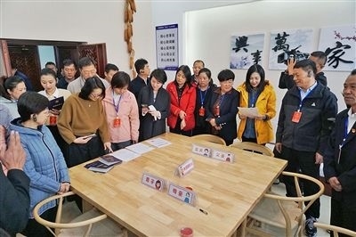  在劍川法院家事調(diào)解室內(nèi)，該院制作的《離婚證明書》引起了代表們的關(guān)注。