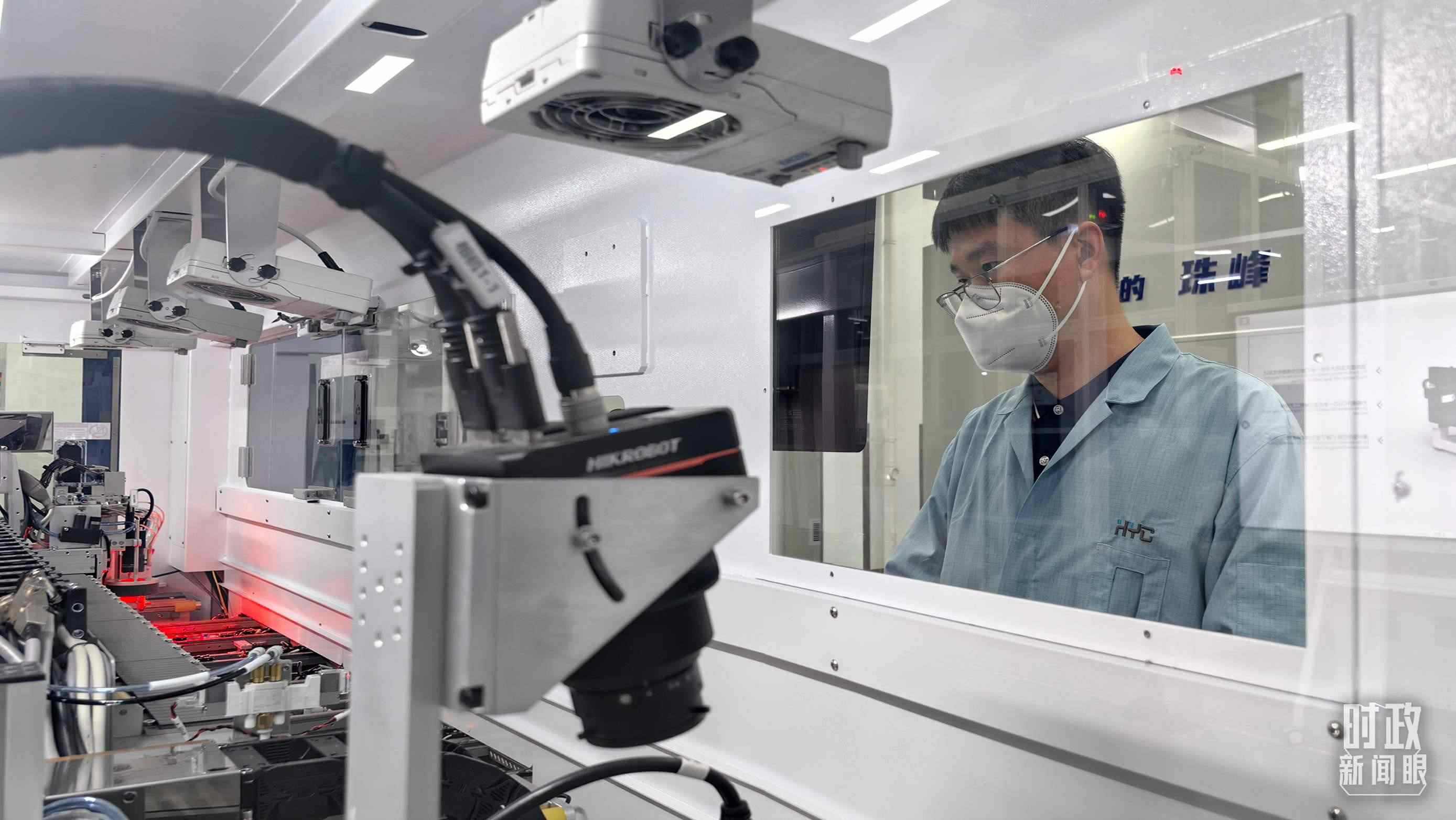 △蘇州華興源創(chuàng)科技股份有限公司員工正在研發(fā)車間內(nèi)進(jìn)行芯片測(cè)試。（總臺(tái)央廣記者潘毅拍攝）