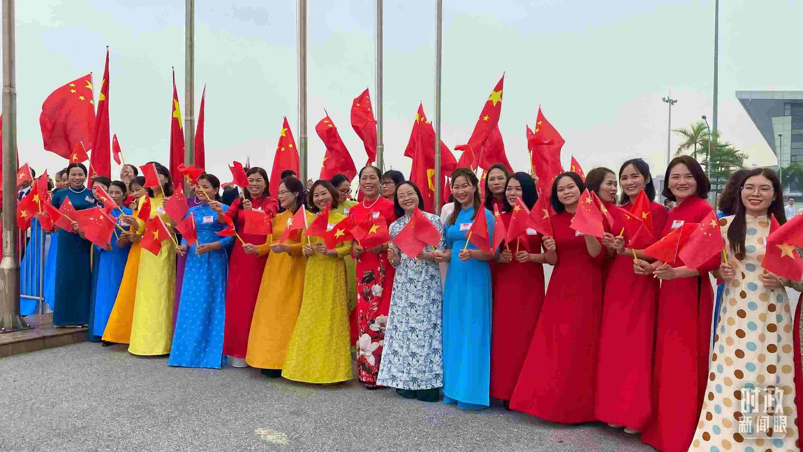 △專機(jī)抵達(dá)前，400多名中越各界代表手持兩黨兩國旗幟翹首以盼。（總臺央視記者李增仁拍攝）