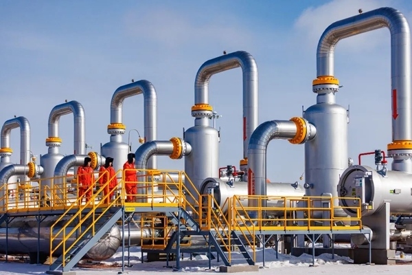 中俄東線天然氣管道黑河首站工作人員正在巡檢。受訪者供圖