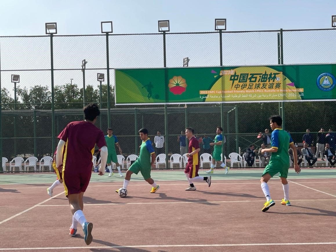 12月14日，中國石油（伊拉克）魯邁拉片區(qū)舉辦公共開放日和足球友誼賽。中國石油工程建設(shè)有限公司魯邁拉項(xiàng)目代表隊(duì)與巴士拉大學(xué)代表隊(duì)進(jìn)行了比賽，巴士拉大學(xué)代表隊(duì)獲勝。文學(xué)軍攝
