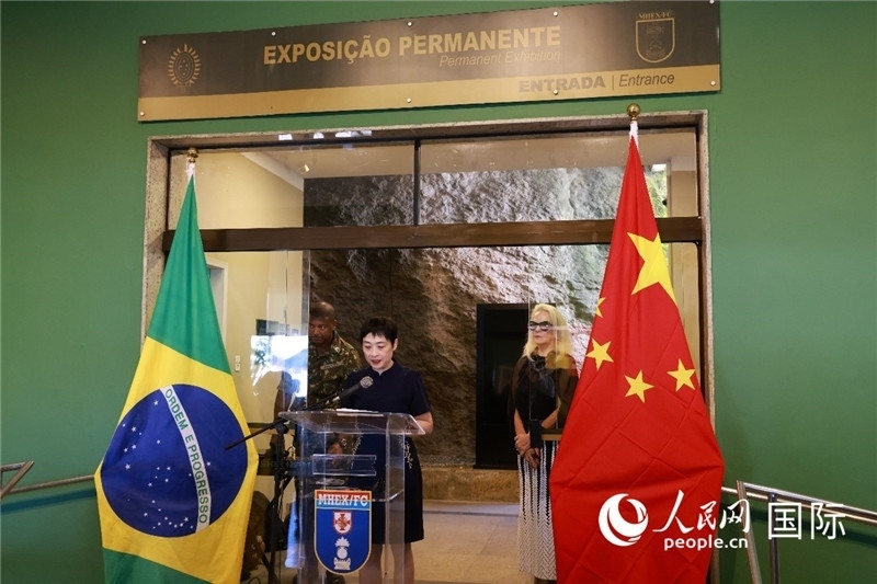 中國駐里約總領(lǐng)事田敏在攝影展開幕式上致辭。 人民網(wǎng)記者 陳海琪攝