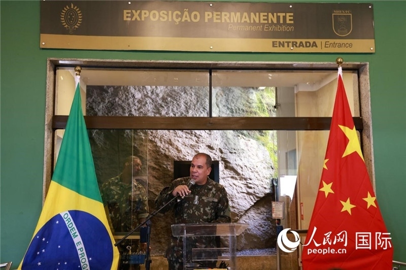 科帕卡瓦納要塞司令亞歷山大·羅伯托在攝影展開幕式上致辭。 人民網(wǎng)記者 陳海琪攝