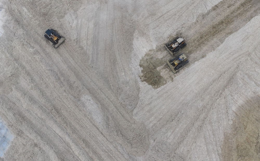 12月12日，在廣西湘桂華糖制糖集團(tuán)來(lái)賓紙業(yè)有限責(zé)任公司，工作人員在整理蔗渣（無(wú)人機(jī)照片）。