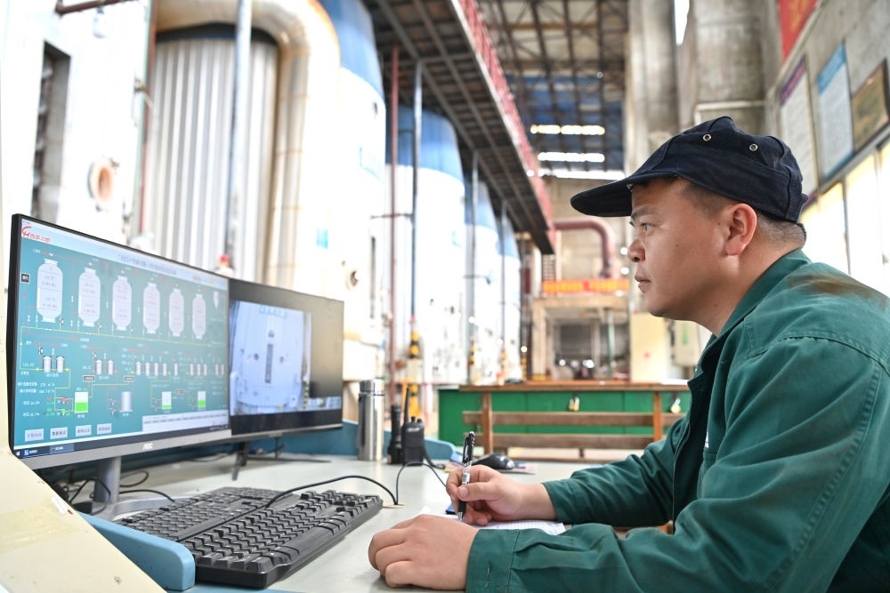 12月12日，工作人員在廣西來(lái)賓小平陽(yáng)湘桂制糖有限公司監(jiān)控蒸發(fā)系統(tǒng)。