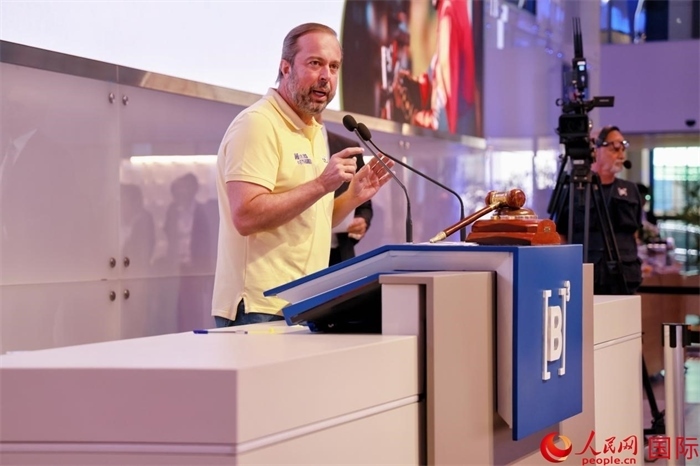 巴西礦產(chǎn)和能源部部長(zhǎng)亞歷山大·西爾維拉發(fā)表致辭。人民網(wǎng)記者 宋亦然攝