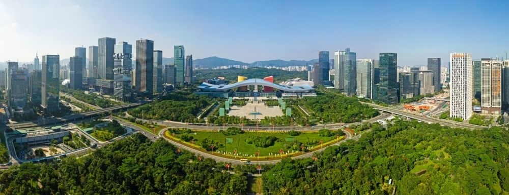 這是在廣東省深圳市拍攝的深圳市民中心和蓮花山公園一線（2020年10月2日攝，無人機(jī)照片）。新華社記者 梁旭 攝