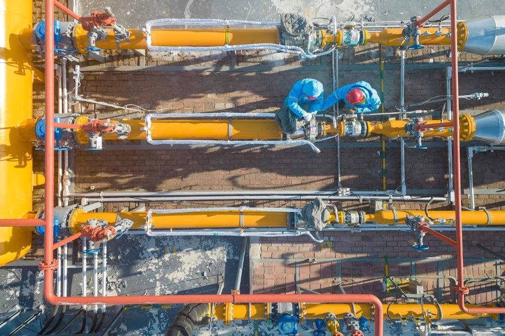 12月17日，黑龍江省哈爾濱市中慶燃氣有限責(zé)任公司成高子門站的工作人員在進行設(shè)備巡檢，保障燃氣供應(yīng)（無人機照片）。 新華社記者 張濤 攝