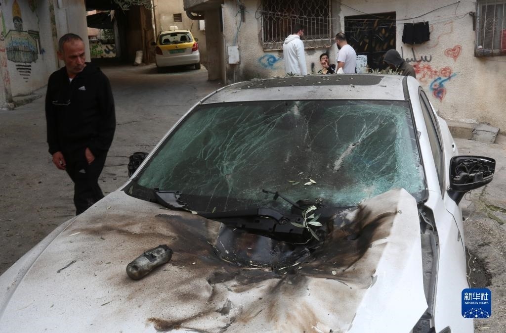 12月17日，在約旦河西岸城市圖勒凱爾姆附近的一處難民營(yíng)，人們查看在沖突中損毀的車(chē)輛。新華社發(fā)（尼達(dá)爾·艾仕塔耶?dāng)z）