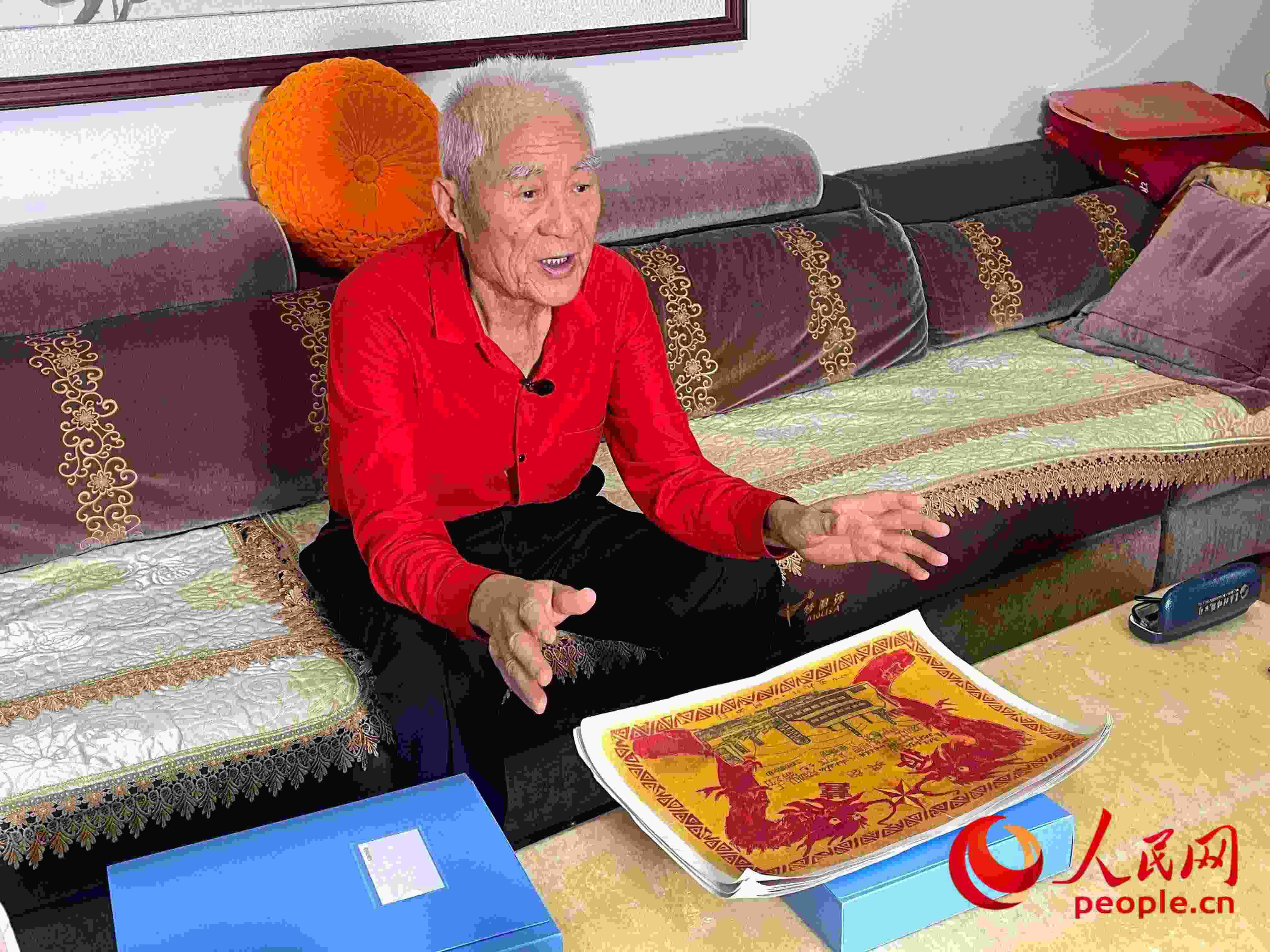 馬太生向采訪團(tuán)講述自己獲得獎(jiǎng)狀的經(jīng)歷。人民網(wǎng) 周靜圓攝