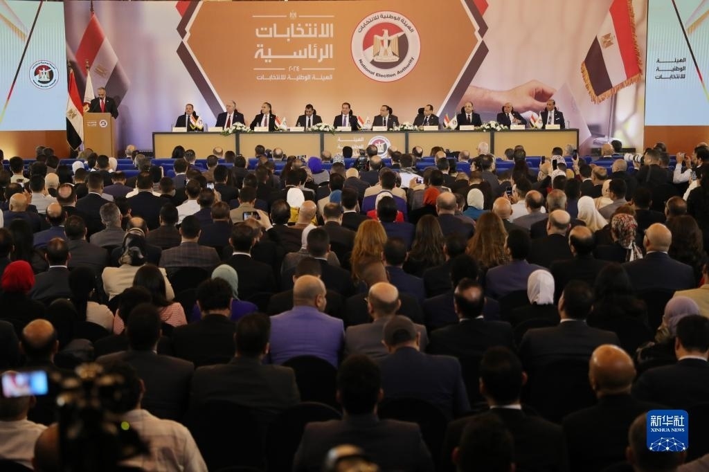 這是12月18日在埃及首都開羅拍攝的埃及全國選舉委員會(huì)新聞發(fā)布會(huì)現(xiàn)場(chǎng)。新華社發(fā)（艾哈邁德·戈馬攝）