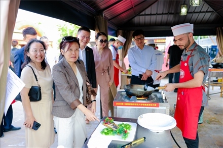 嘉賓現(xiàn)場(chǎng)觀摩。阿聯(lián)酋上?？偵虝?huì)暨同鄉(xiāng)會(huì)供圖