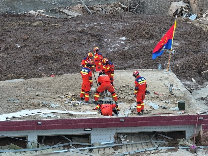 救援人員在現(xiàn)場。賀勇攝。