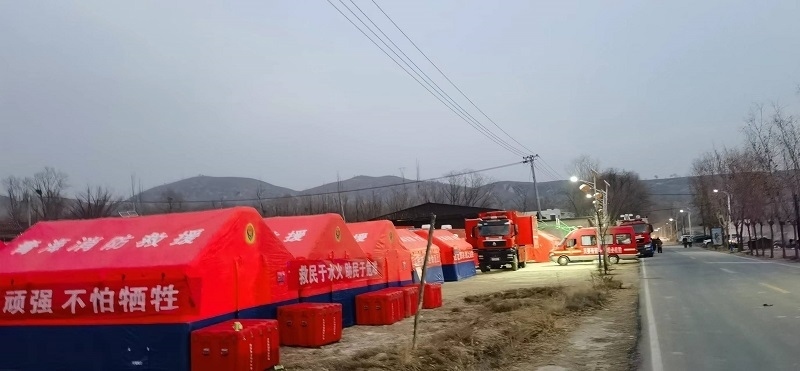 救災(zāi)隊員現(xiàn)場扎起了帳篷。王梅攝。