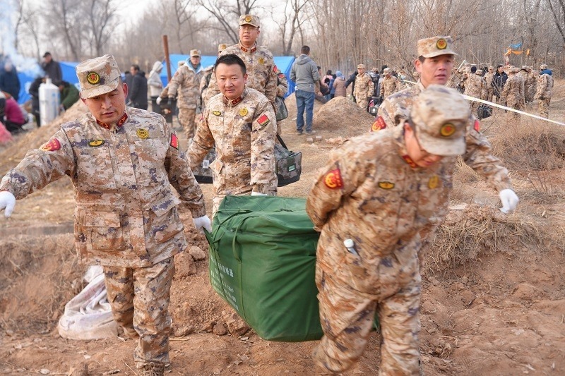 救援人員正在現(xiàn)場緊急搬運物資。賀勇攝。