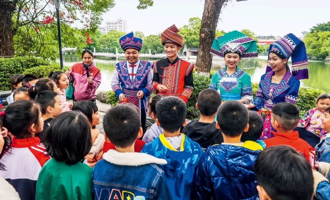 2023年4月25日，廣西桂林，“網(wǎng)絡(luò)法治宣傳一條街”在榕湖景區(qū)古南門“開街”，身穿民族服裝的工作人員演唱山歌向青少年普及網(wǎng)絡(luò)法治知識。