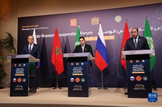 12月20日，在摩洛哥南部城市馬拉喀什舉行的第六屆阿拉伯-俄羅斯合作論壇主議程結(jié)束后，俄羅斯外交部長拉夫羅夫、摩洛哥外交大臣布里達、阿拉伯國家聯(lián)盟（阿盟）副秘書長胡薩姆·扎基（從左至右）出席記者會。新華社記者霍晶攝