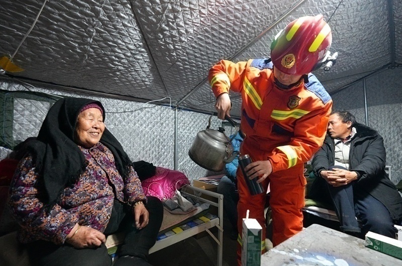 村民龔尕芳與消防員交流。賀勇攝。