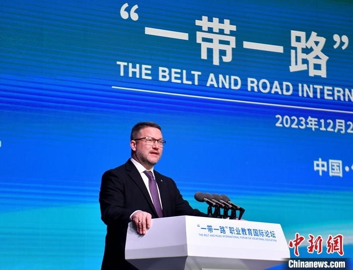 圖為活動(dòng)現(xiàn)場(chǎng)歐洲議會(huì)交通旅游委員會(huì)副主席烏伊海依·伊什特萬(wàn)致辭。 中新社記者 韓冰 攝