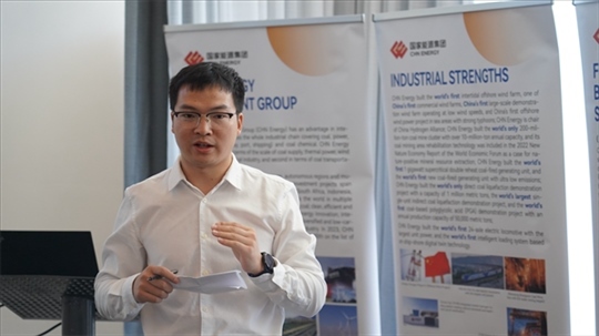 龍?jiān)垂敬戆l(fā)言致辭。 人民網(wǎng) 張茜攝