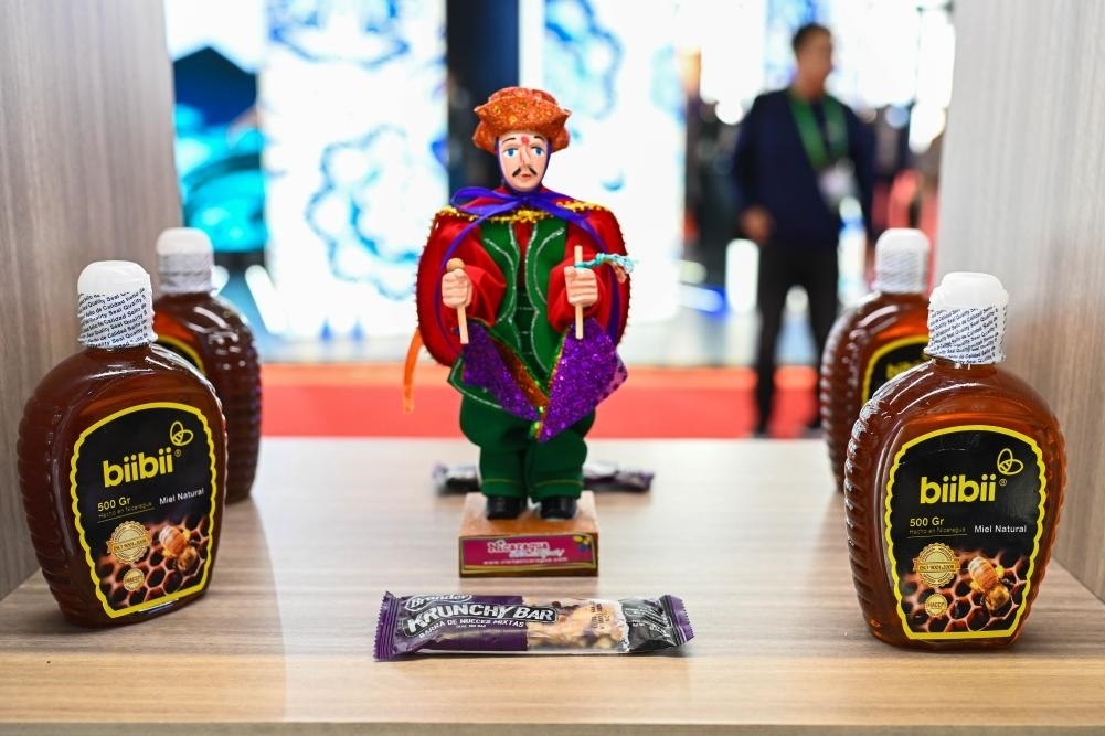 2023年11月8日在第六屆進博會上拍攝的尼加拉瓜蜂蜜產(chǎn)品。