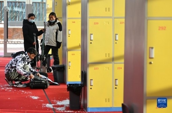 12月21日，游客在滑雪服務(wù)大廳整理滑雪裝備。