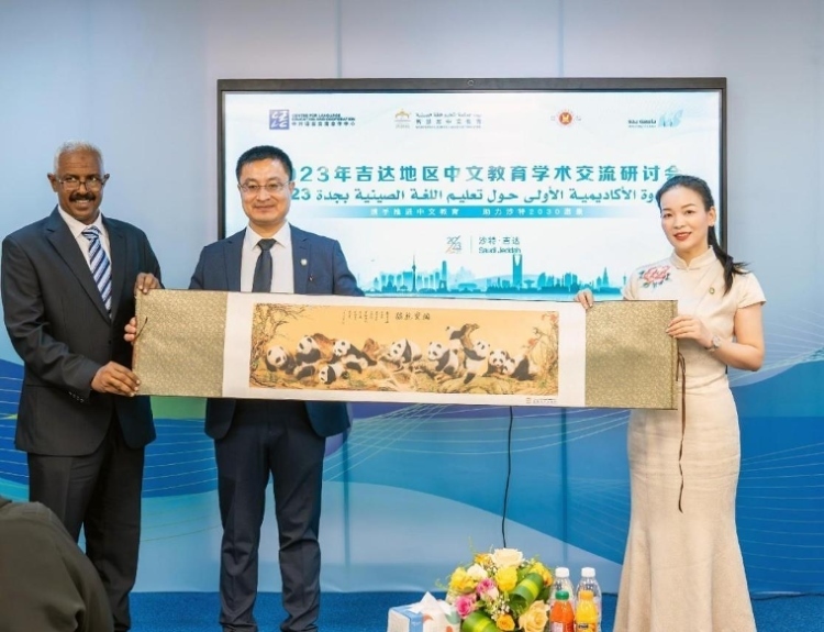 主辦方向與會代表贈送書畫作品。主辦方供圖