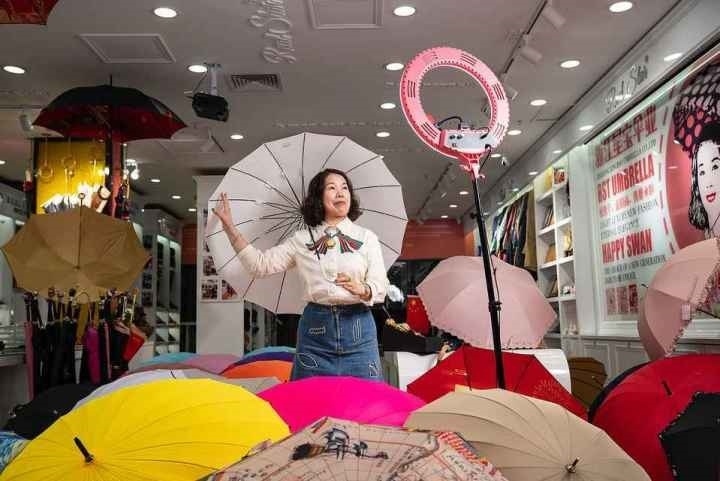 在義烏打拼了27年的商戶張吉英，正通過直播銷售雨傘。義烏市委宣傳部供圖