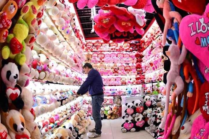 商戶在店鋪內(nèi)整理毛絨玩具。共享聯(lián)盟·義烏 呂斌 攝